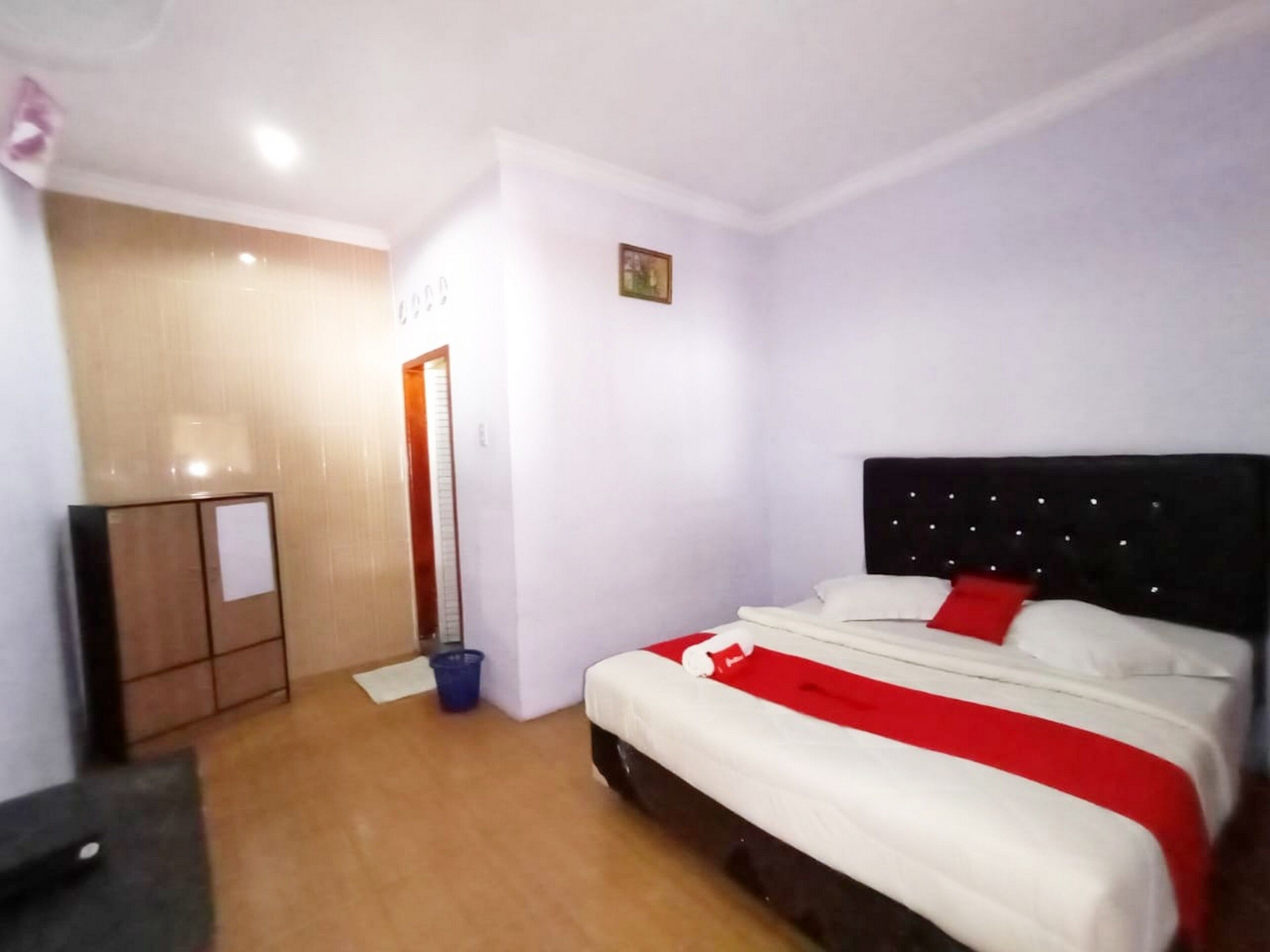 ห้องดับเบิล (RedDoorz)