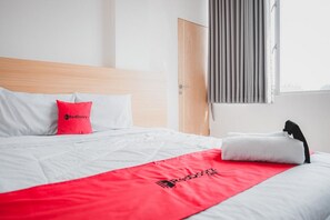 Double Room (RedDoorz) - Formerly Reddoorz Plus @ Otista Raya Ciputat (South Tangerang)