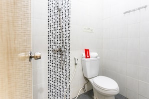 Shower, perlengkapan mandi gratis, dan handuk