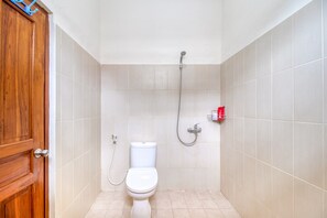 Double Room (RedDoorz) | Bathroom - RedDoorz near Universitas Gajah Mada (Depok)