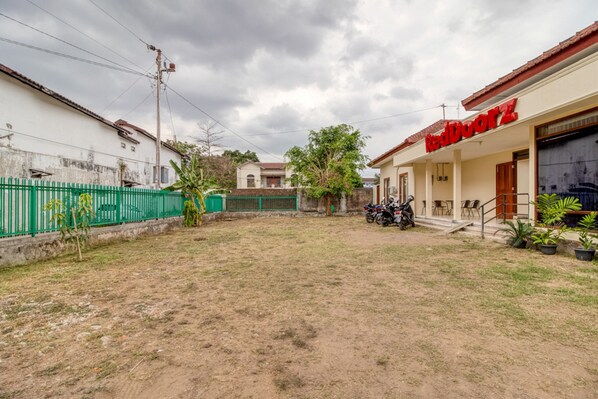 Front of property - RedDoorz near Universitas Gajah Mada (Depok)