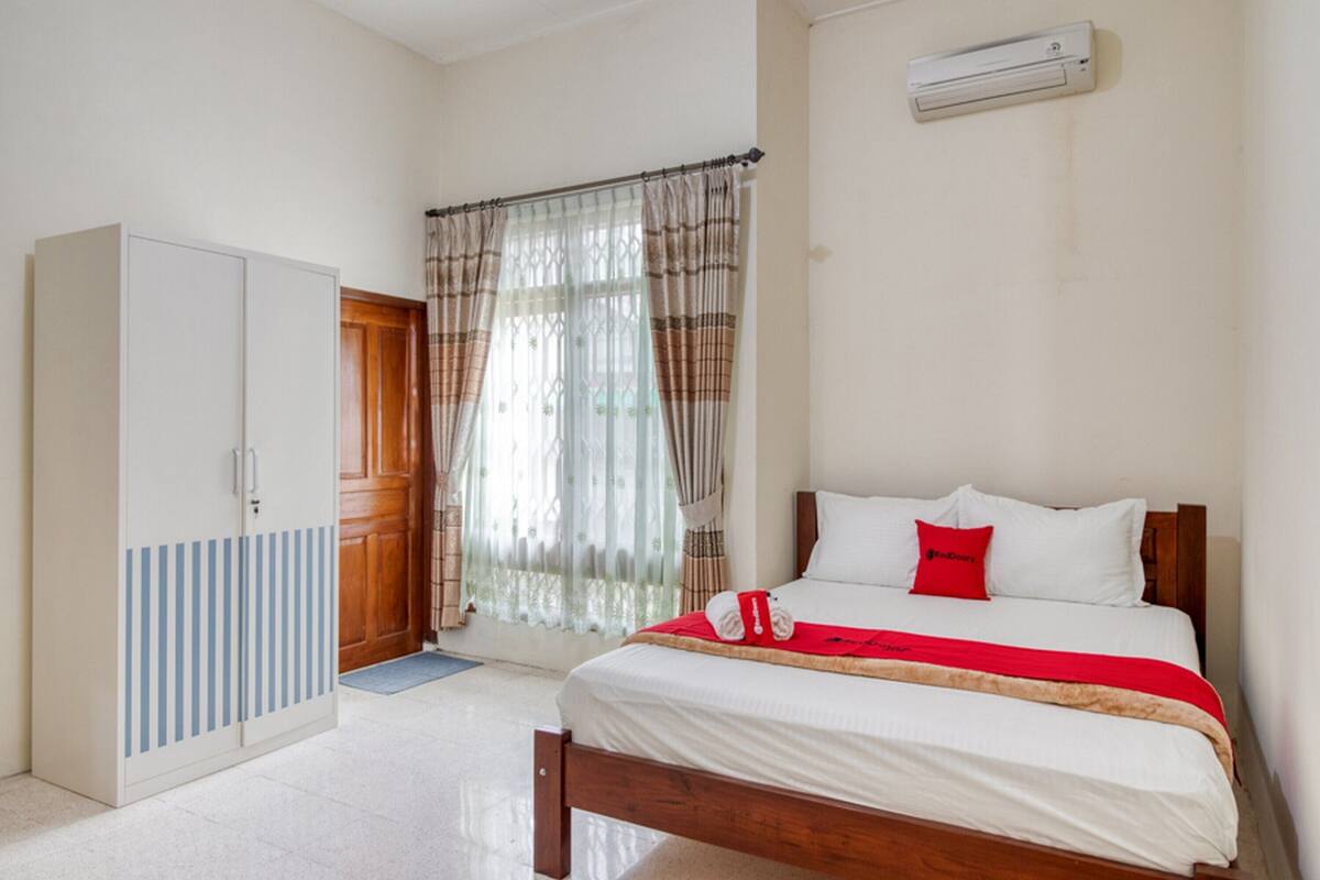 Double Room (RedDoorz)