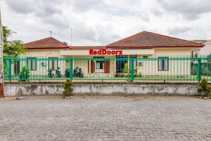 Front of property - RedDoorz near Universitas Gajah Mada (Depok)