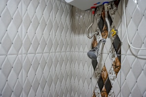 Double Room (RedDoorz) | Bathroom | Shower, free toiletries, towels