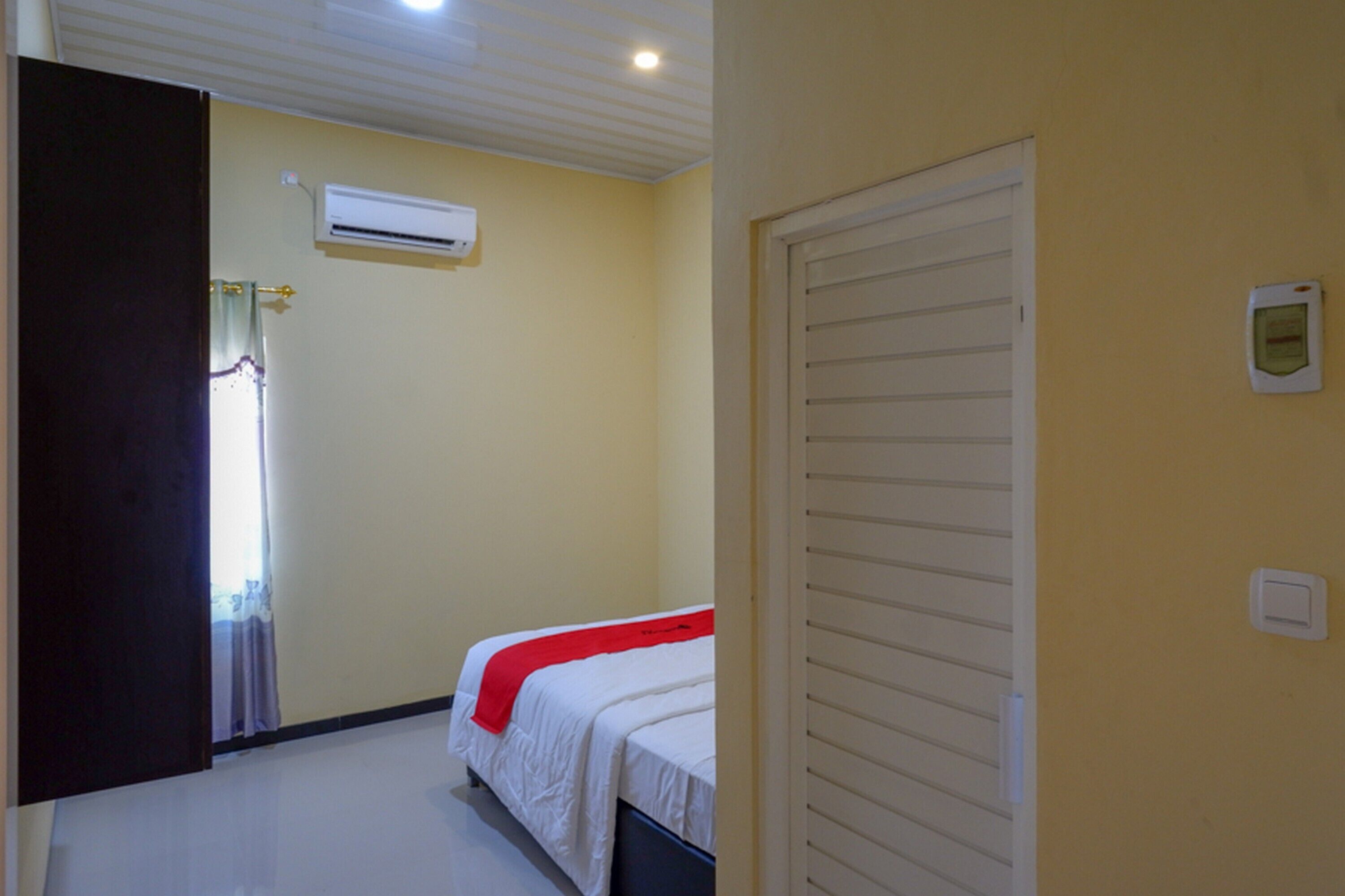 Double Room (RedDoorz)