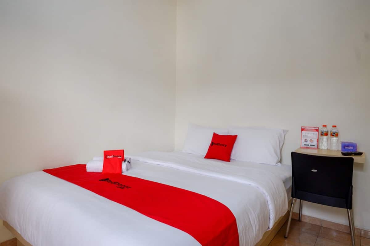 Double Room (RedDoorz)