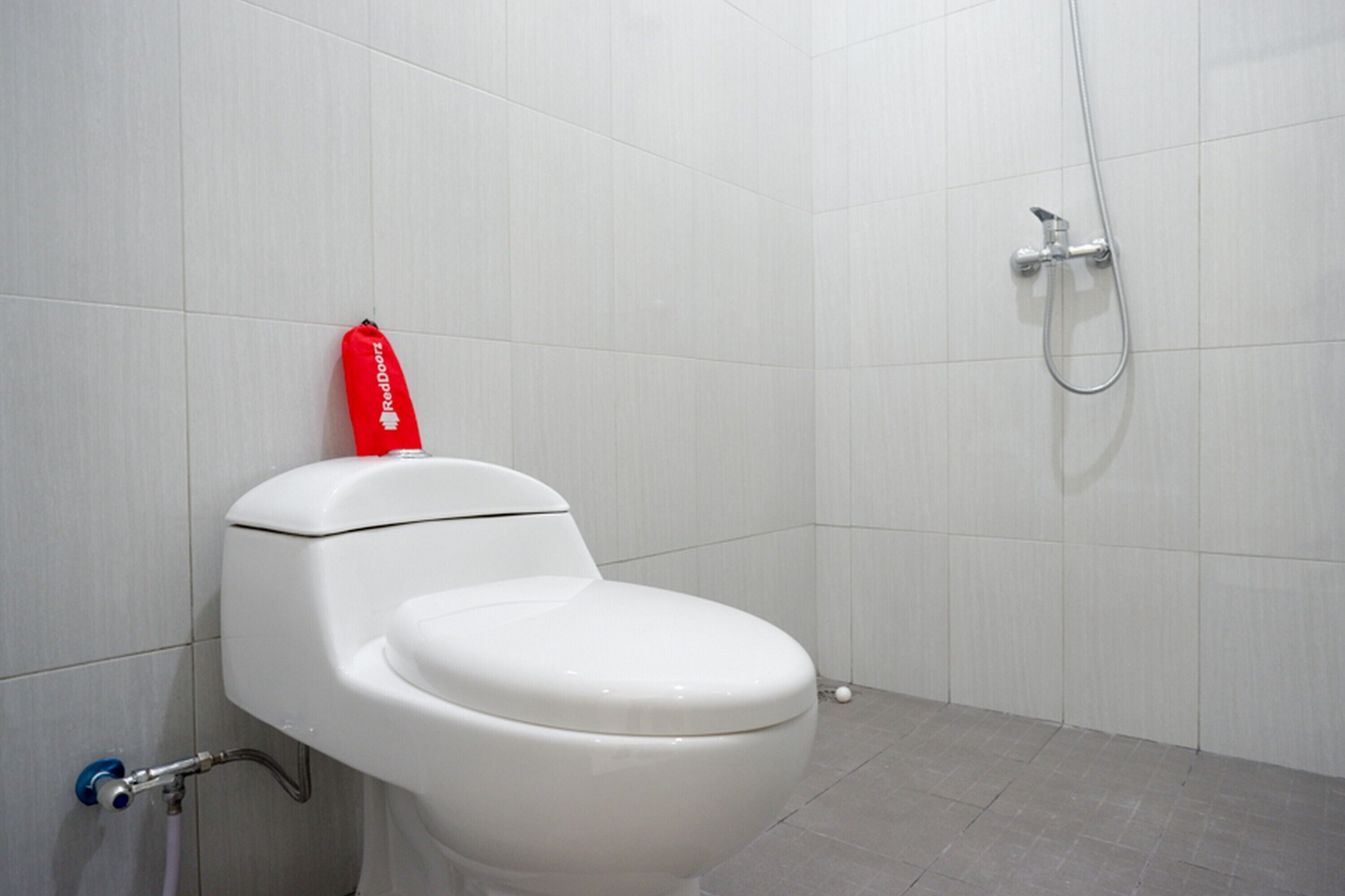 Dusche, kostenlose Toilettenartikel, Handtücher
