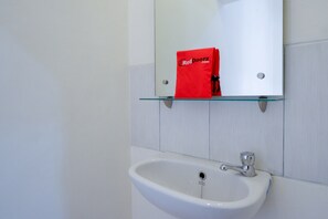 Shower, free toiletries, towels
