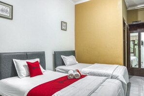 Habitació amb dos llits individuals (RedDoorz) | Wifi gratuïta 