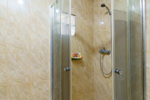 Ducha, artículos de higiene personal gratuitos y toallas