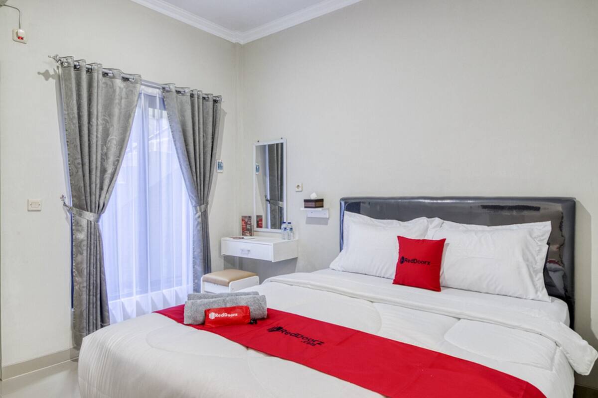 Double Room (RedDoorz)
