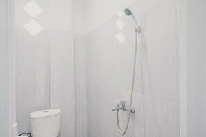 双人房 (RedDoorz) | 浴室 | 淋浴设施、免费洗浴用品、毛巾