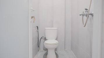 Habitación doble (RedDoorz) | Baño | Regadera, amenidades de baño gratuitas, toallas