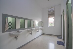Buồng tắm vòi sen, đồ dùng nhà tắm miễn phí, khăn tắm