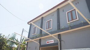 A two-story building with a sign reading "RedDoorz" on the ground floor. - RedDoorz Syariah near UNTAG Banyuwangi 2 (Banyuwangi)