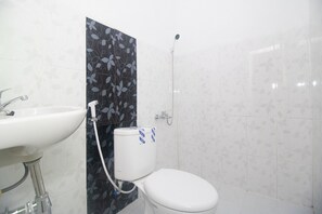 Bathroom - RedDoorz Syariah near UNTAG Banyuwangi 2 (Banyuwangi)