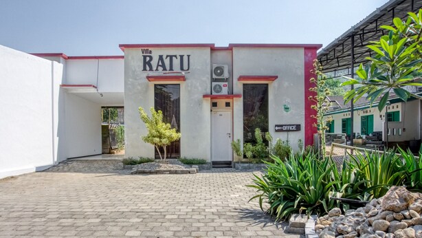 A building with a sign reading "Villa Ratu" and a sign indicating an office. - RedDoorz near Paralayang Batu (Batu)
