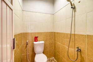 ห้องดับเบิล (RedDoorz) | ห้องน้ำ | ฝักบัว, ของใช้ในห้องน้ำฟรี, ผ้าเช็ดตัว
