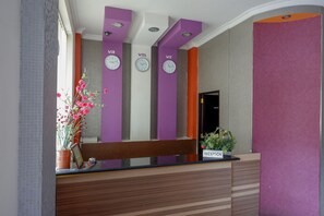 Reception - RedDoorz near Monumen Habibi Ainun (Parepare)
