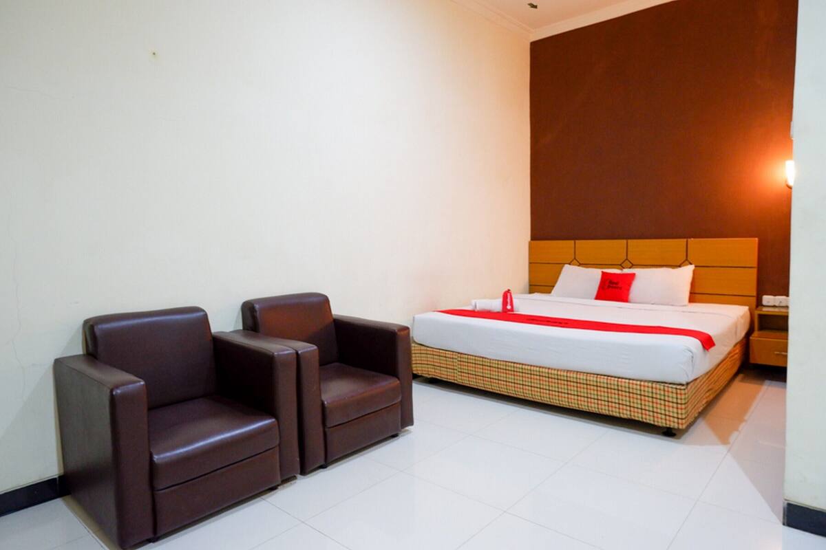 Deluxe Room (RedDoorz)