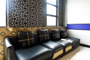 Lobby sitting area - RedDoorz near Monumen Habibi Ainun (Parepare)