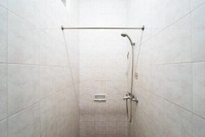 Single Room | Bathroom | Shower, free toiletries, towels - KoolKost near Padjadjaran University (Bandung)