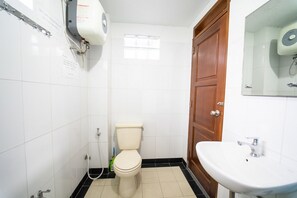 Ein Badezimmer mit Toilette, Waschbecken und Dusche.