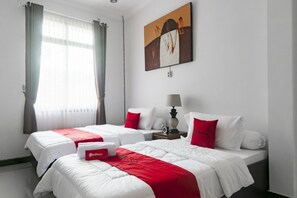 Twin Room (RedDoorz) - RedDoorz Syariah Plus near Trans Studio Cibubur (Depok)