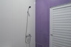 Shower, free toiletries, towels - RedDoorz @ Gatot Subroto Street Bandung 2 (Cimahi)