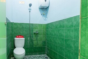 Doppelzimmer (RedDoorz) | Badezimmer | Dusche, kostenlose Toilettenartikel, Handtücher