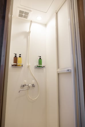 Shower, hair dryer, towels - Fukuoka Guesthouse SHIP - Hostel (Fukuoka)