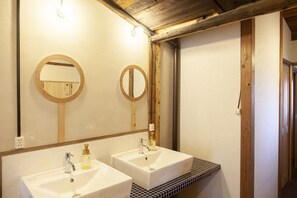 Douche, sèche-cheveux, serviettes fournies