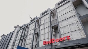 A building with a prominent RedDoorz sign. - RedDoorz @ Jalan Sukabangun 2 Palembang (Palembang)