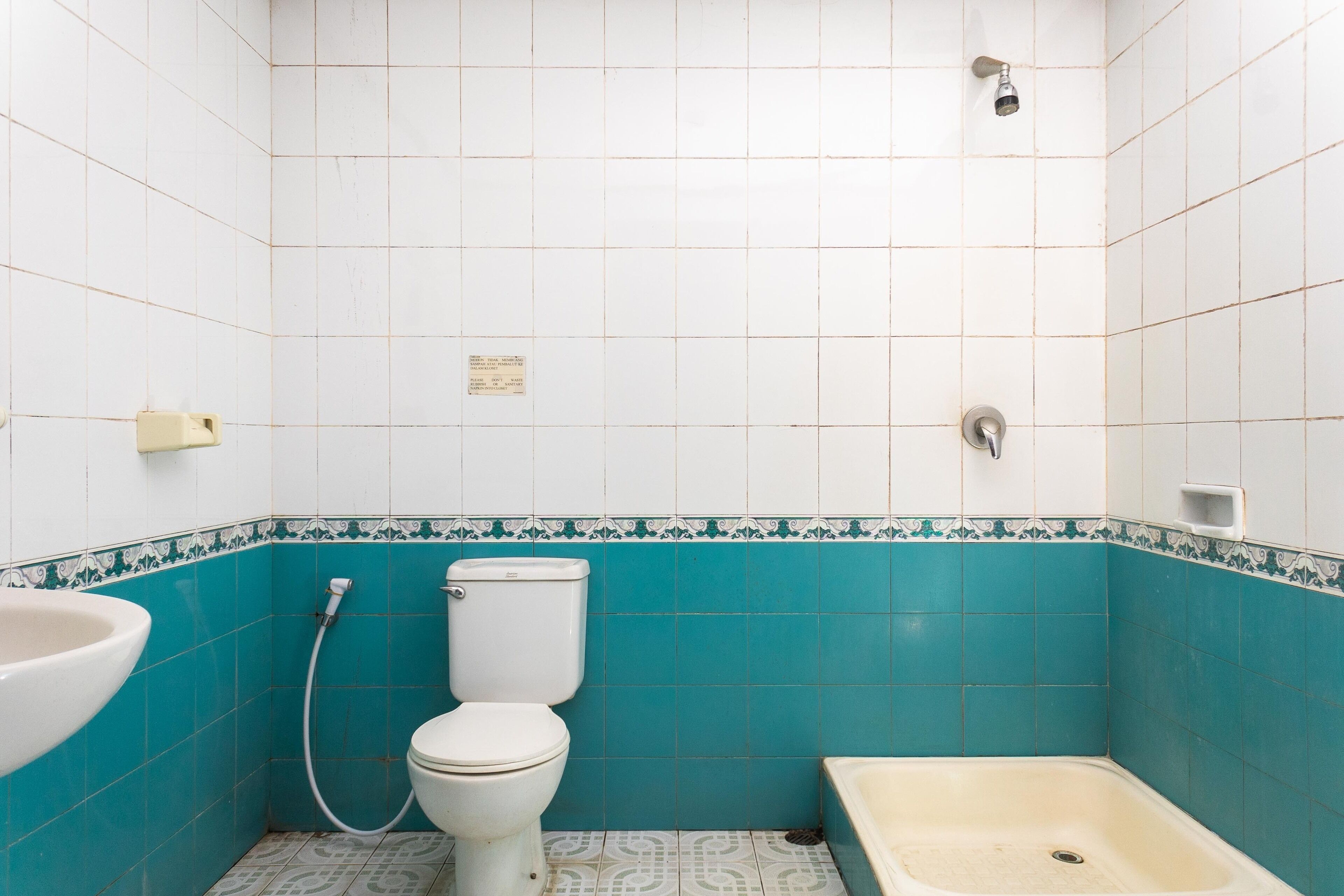 A bathroom with a toilet, sink, and bathtub.