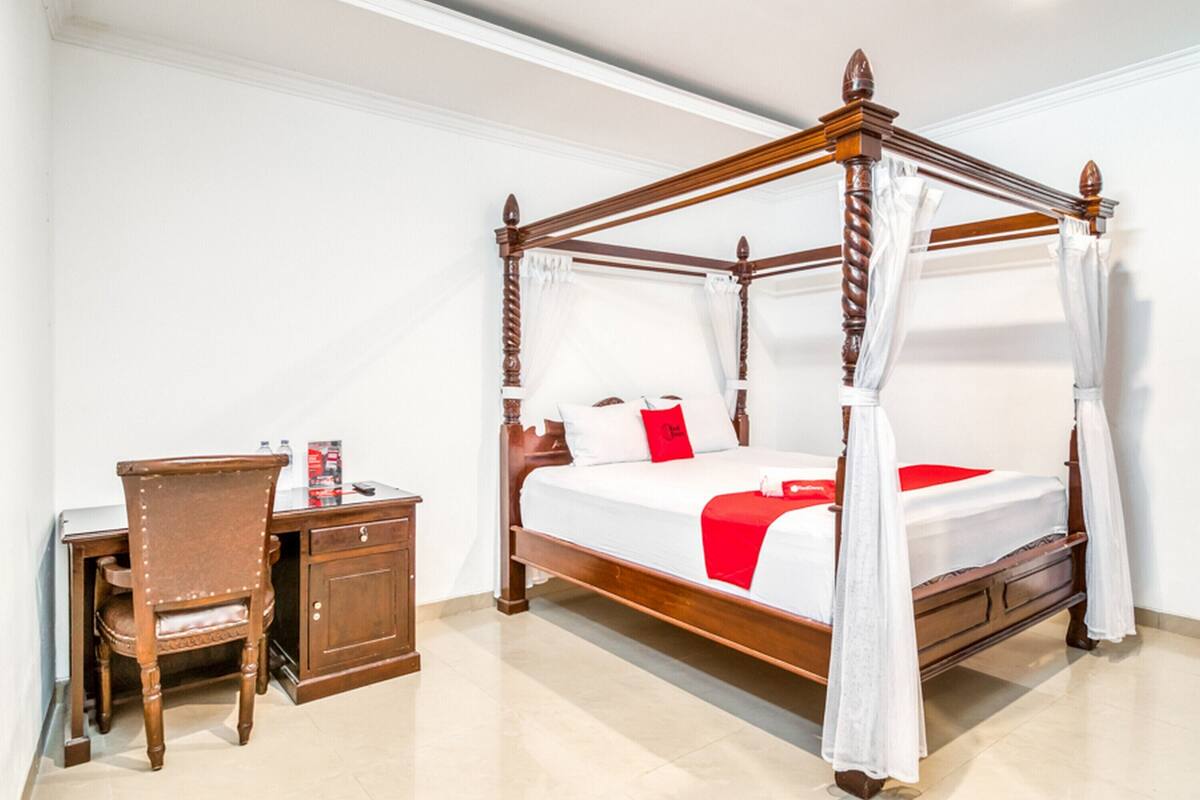 Double Room (RedDoorz) | Soundproofing