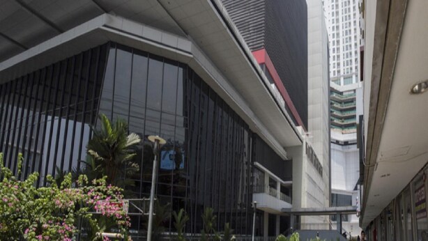 Un edificio moderno con un llamativo letrero que dice 'Bay Walk'.