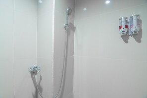Dusche, kostenlose Toilettenartikel, Handtücher