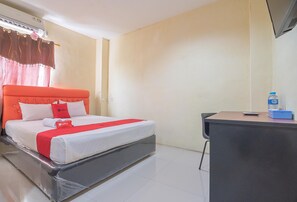 Une chambre d’hôtel équipée d’un lit, d’un bureau, d’une bouteille d’eau et d’un appareil de climatisation.