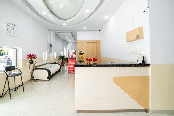 Lobby - RedDoorz Plus near Thamrin Plaza Medan (Medan)