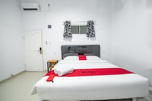 Deluxe Room (RedDoorz) - RedDoorz Plus near Thamrin Plaza Medan (Medan)