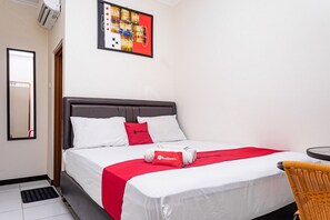Double Room (RedDoorz)
