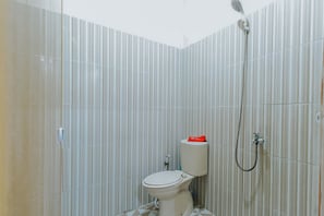 Shower, free toiletries, towels