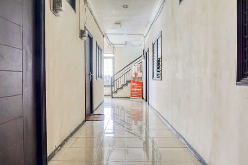 RedDoorz near Widya Mandala University