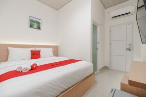 Room - RedDoorz Plus near RS RK Charitas 2 Palembang (Palembang)
