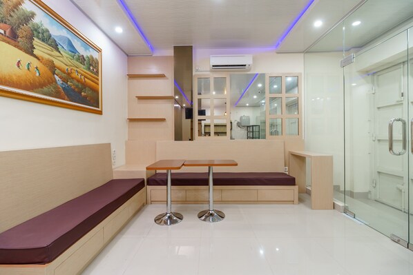Lobby sitting area - RedDoorz Plus near RS RK Charitas 2 Palembang (Palembang)