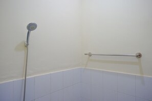 ห้องดับเบิล (RedDoorz) | ห้องน้ำ | ฝักบัว, ของใช้ในห้องน้ำฟรี, ผ้าเช็ดตัว