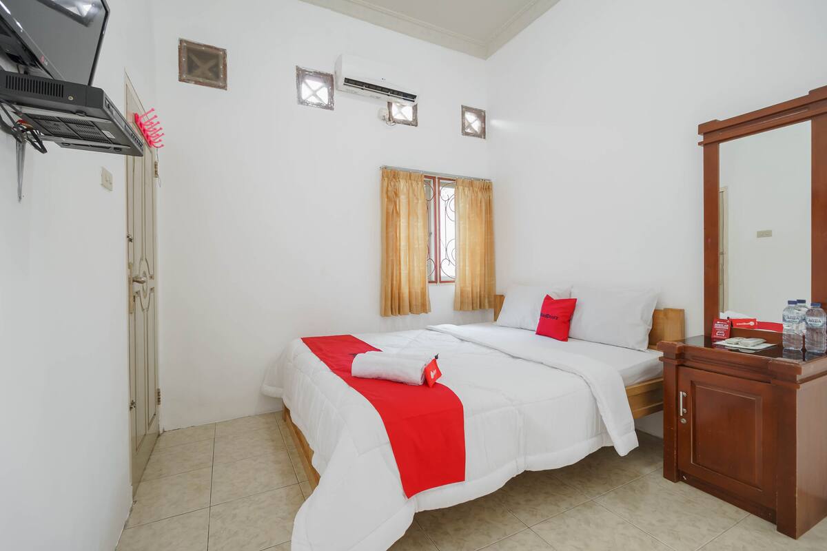 Double Room (RedDoorz)