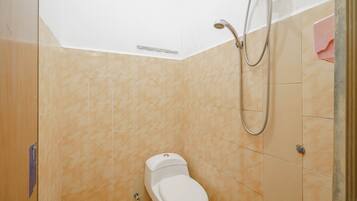 Douche, articles de toilette gratuits, serviettes fournies