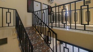 Un escalier avec des rampes noires et des marches à motifs.