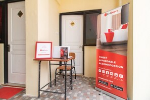 Reception - RedDoorz Syariah near Politeknik Negeri Madiun (Madiun)